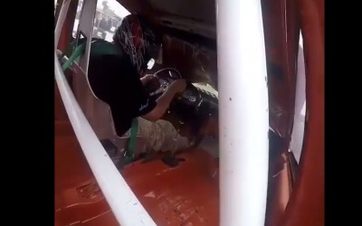 Γκάζι… και το καπό στο παρμπρίζ! (video)