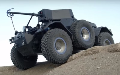 Οδηγώντας ένα… πολεμικό όχημα (video)