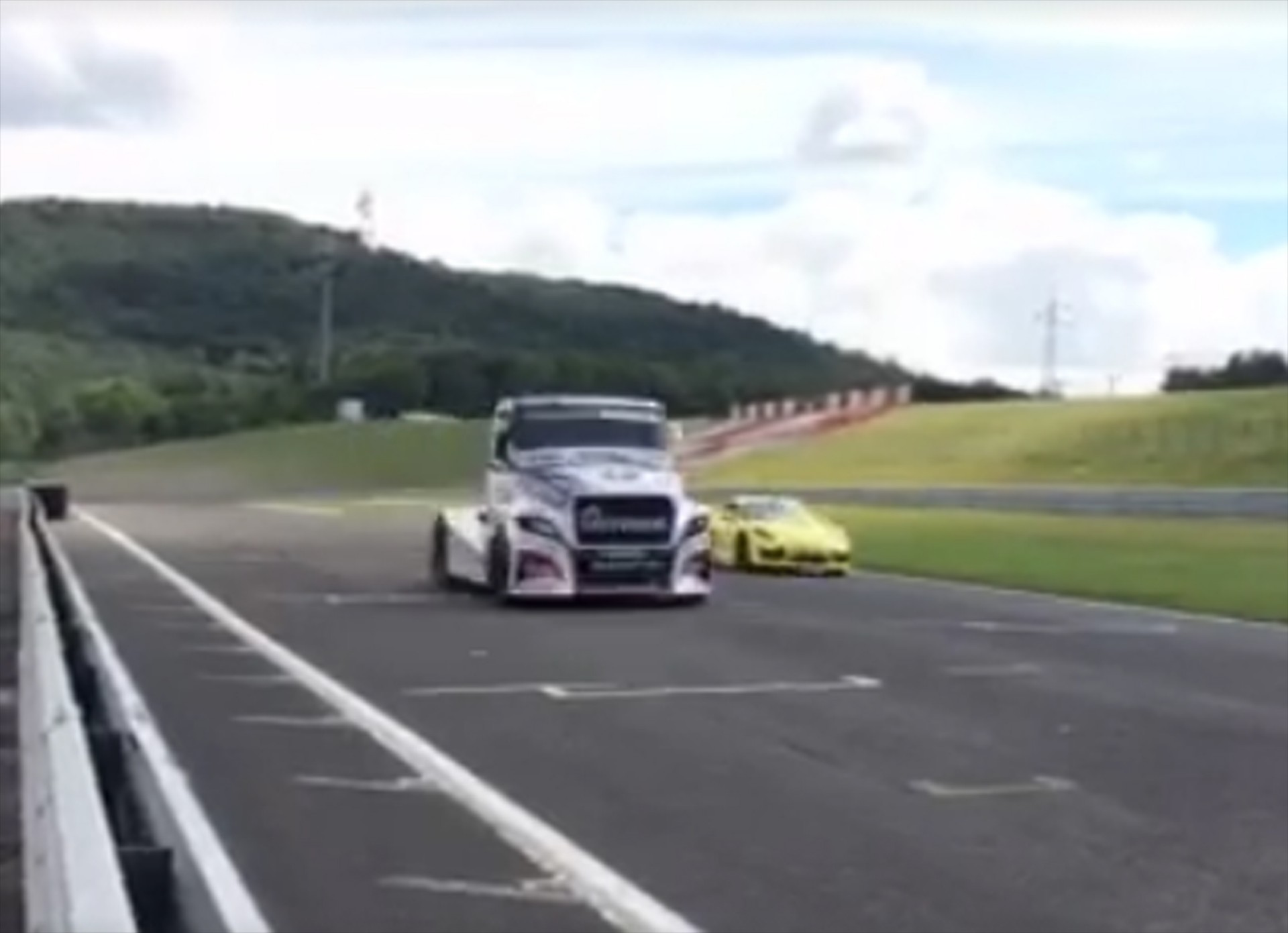 Τι έπαθε η Porsche Cayman GT4 από ένα φορτηγό; (video)