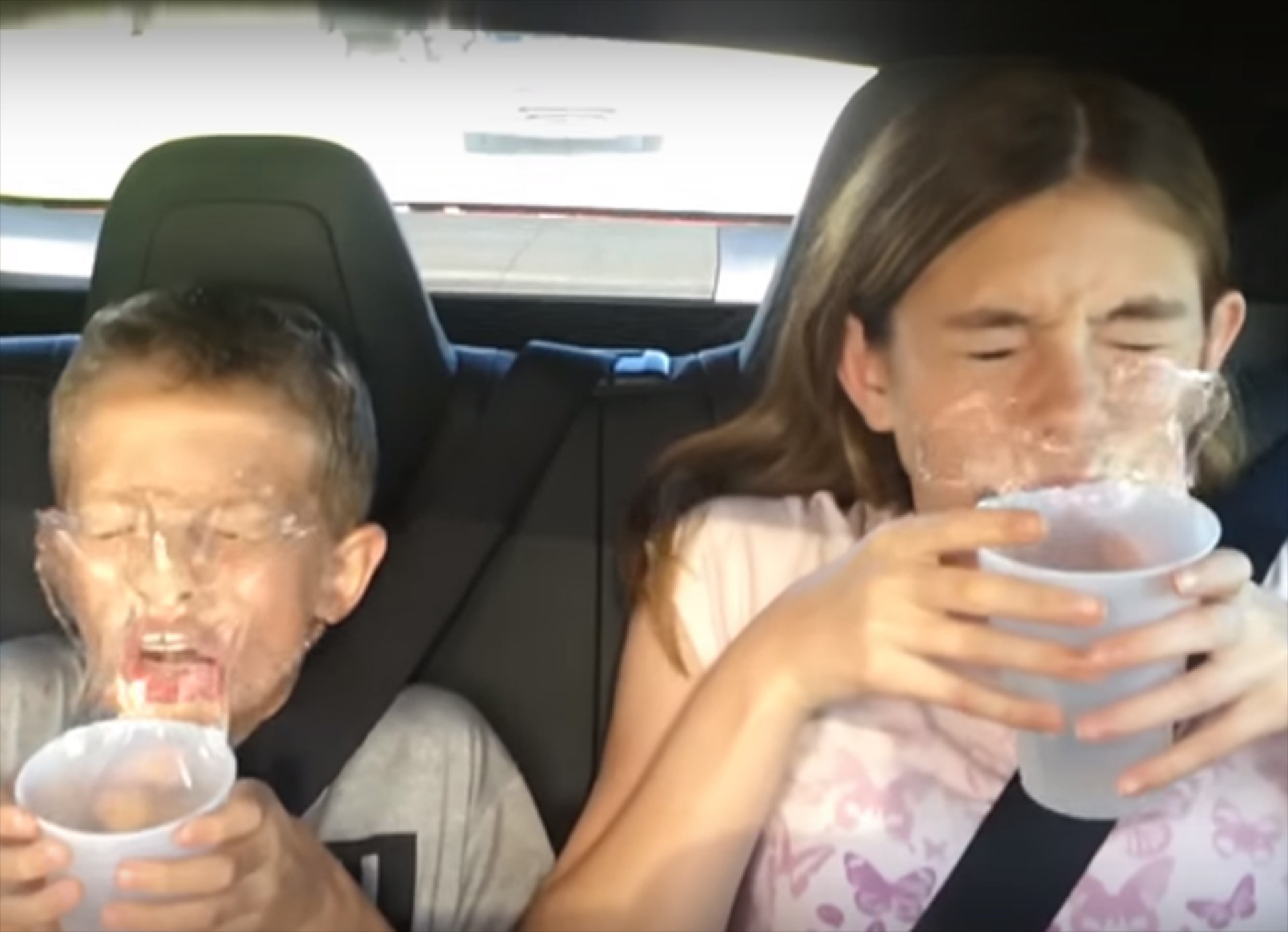 Είναι δύσκολο να πιείς νερό μέσα σε ένα Tesla; (video)