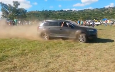 Q7 vs Hilux: Μια «άδικη» μάχη (video)