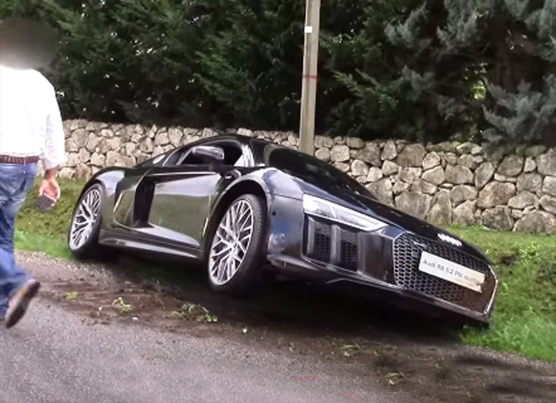 Νέο Audi R8 V10 Plus στο… χαντάκι (video)