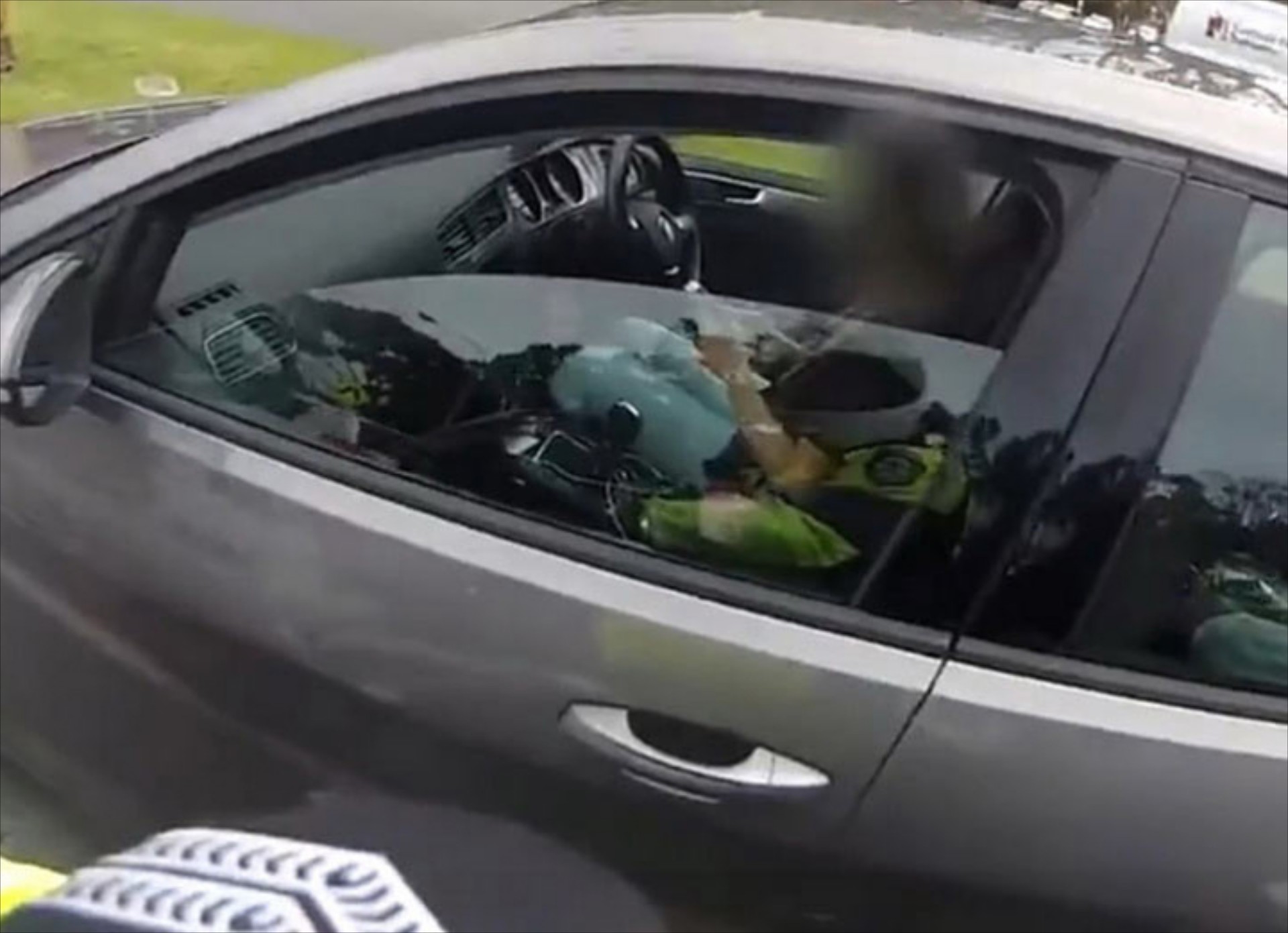 Οδηγεί και γράφει μήνυμα ενώ την καταδιώκουν (video)