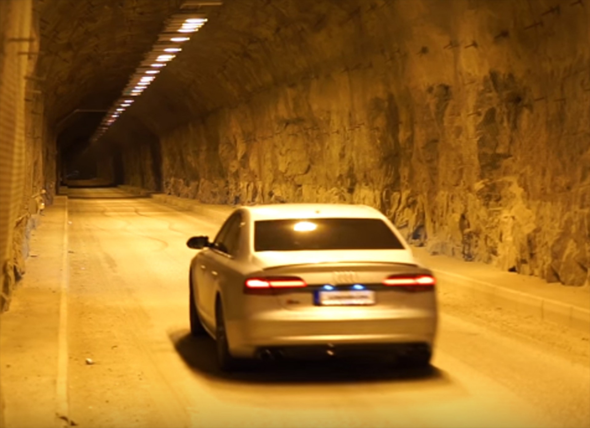 Test ήχου ενός Audi S8 μέσα σε τούνελ (video)