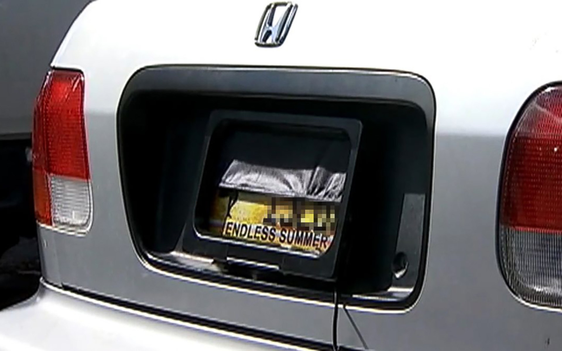 Με μηχανισμό έκρυβε την πινακίδα του! (vid)