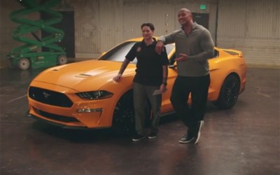 Ο Dwayne Johnson δίνει νέα Mustang σε βετεράνο