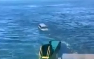 Βουτιά από καράβι… με ένα SUV (video)