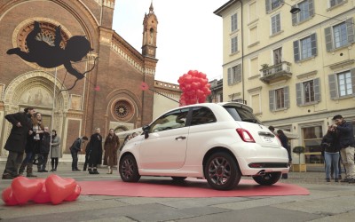 Το πρώτο φιλί μέσα στο Fiat 500 (vid)
