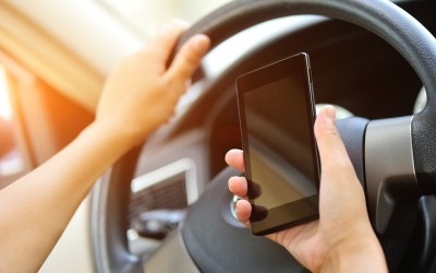 Η χρήση κινητού «μάστιγα» για την οδική ασφάλεια