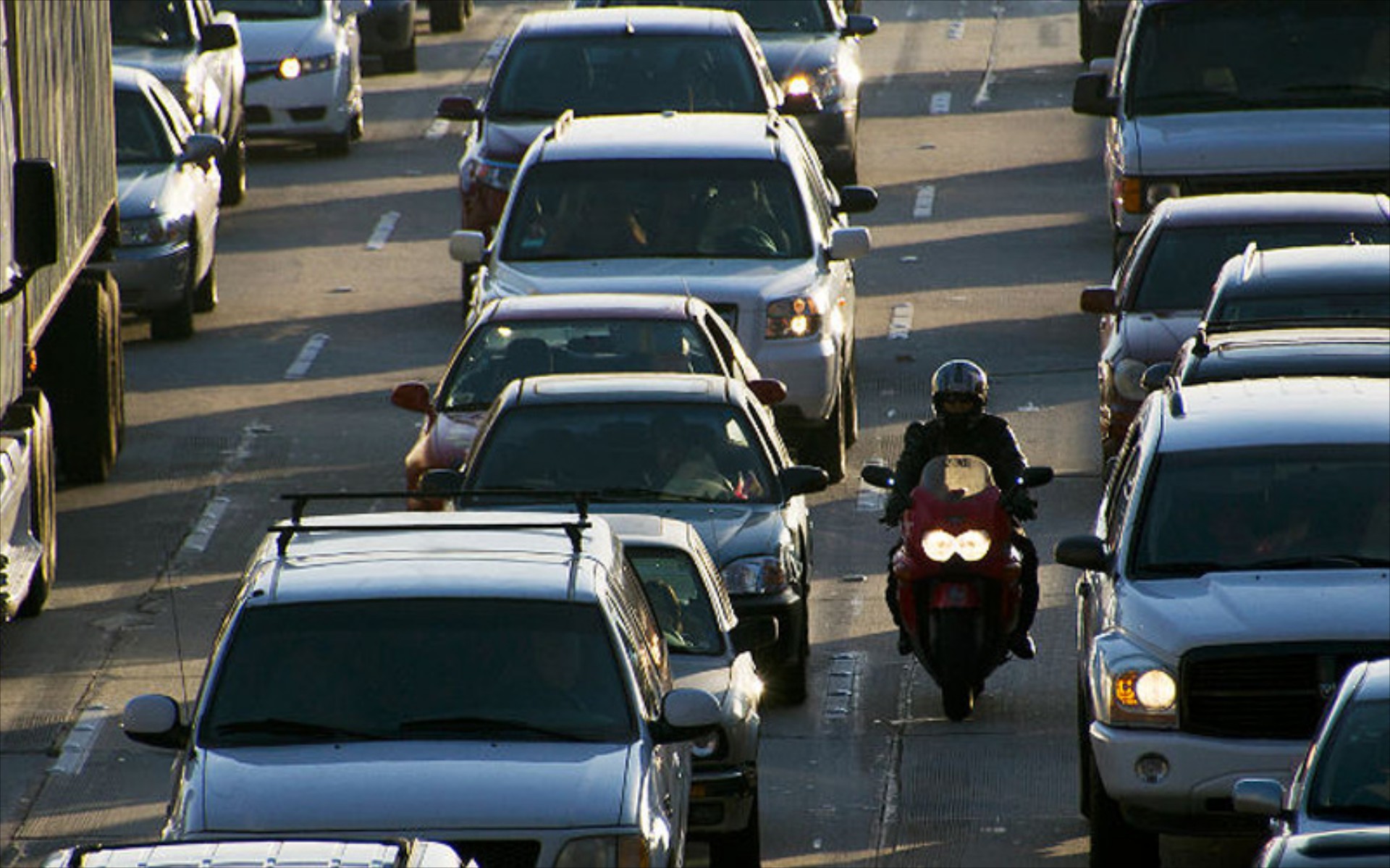 Ο Άρειος Πάγος καταδίκασε αναβάτη που κινούνταν ανάμεσα σε αυτοκίνητα