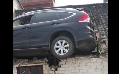 Καρέ-καρέ το πώς ένα SUV ανέβηκε στη στέγη (video)