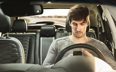 Με κινητό στο αυτοκίνητο του μπαμπά