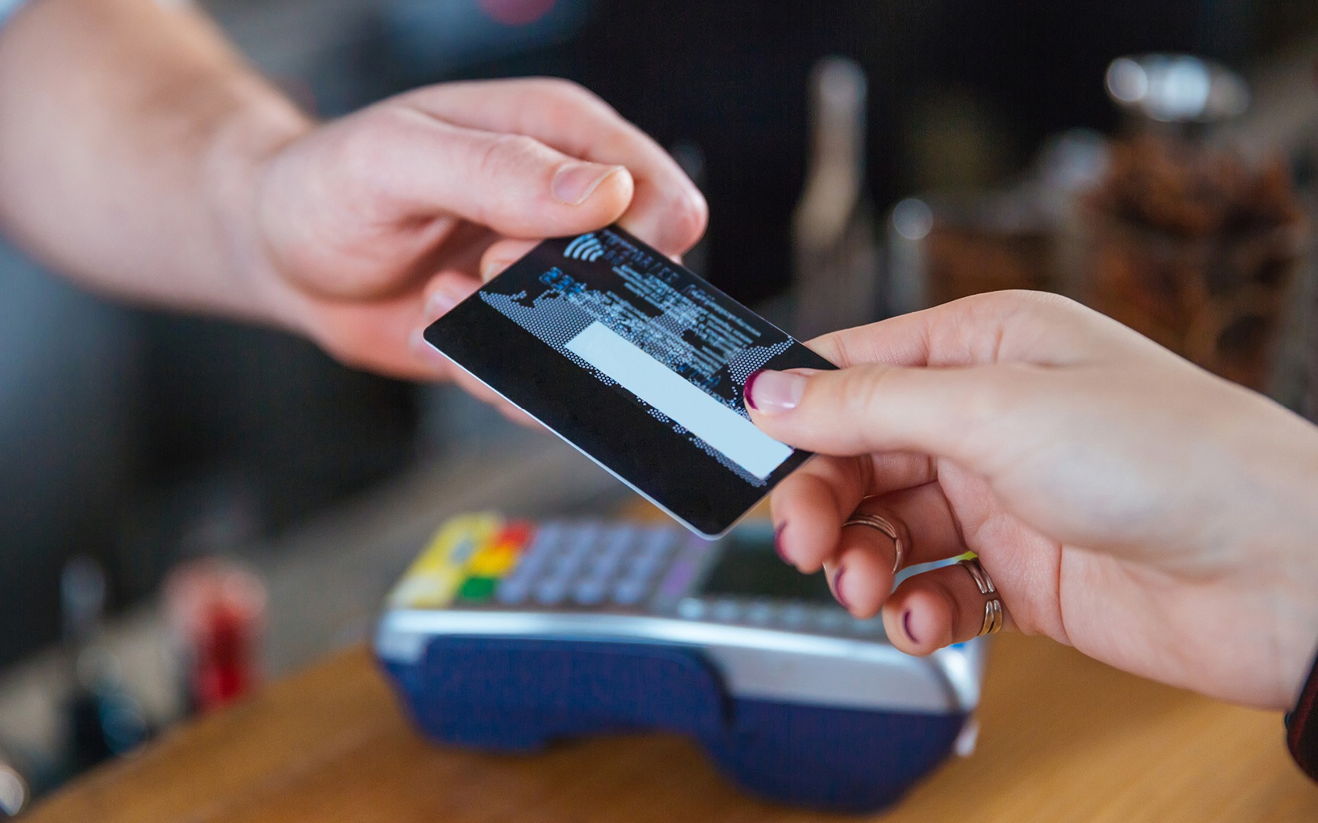 Υποχρεωτική η εγκατάσταση POS σε συνεργεία και εκθέσεις αυτοκινήτων