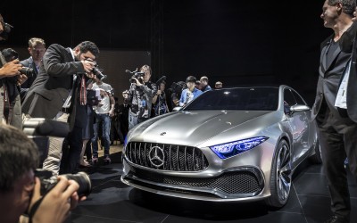 Όλα τα φώτα πάνω στη νέα Mercedes-Benz (vid)