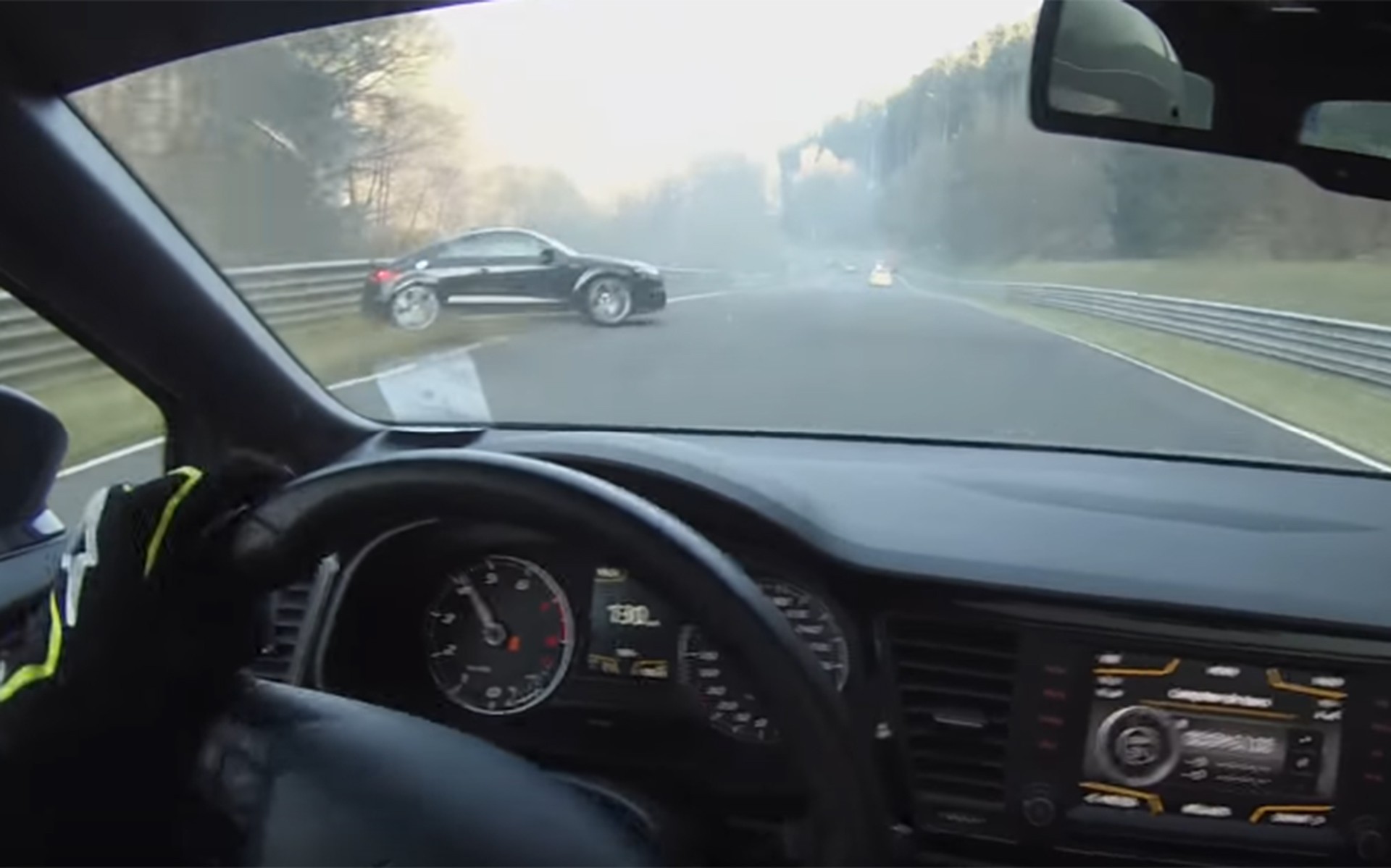Audi TT RS πατάει λάδια και… γλιτώνει! (video)