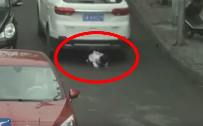 2χρονο παιδί περνάει κάτω από 2 SUV (video)