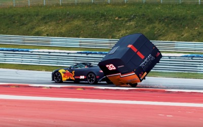 Οδηγοί F1 δοκιμάζουν… ρυμουλκούμενα τροχόσπιτα (video)