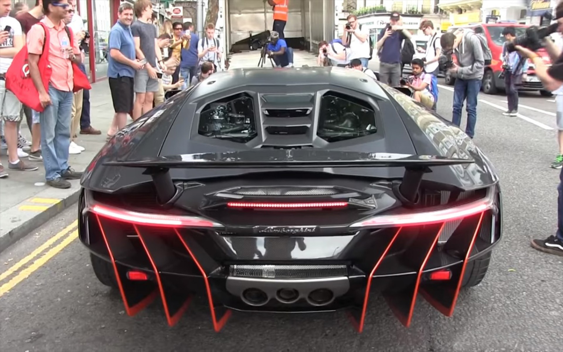 Lamborghini Centenario προκαλεί υστερία στο Λονδίνο (vid)