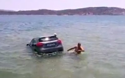Στη θάλασσα των Μεγάρων κατέληξε αυτοκίνητο (video)