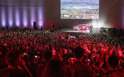 Πρώτες παραδόσεις για το νέο μοντέλο της Tesla (vid)