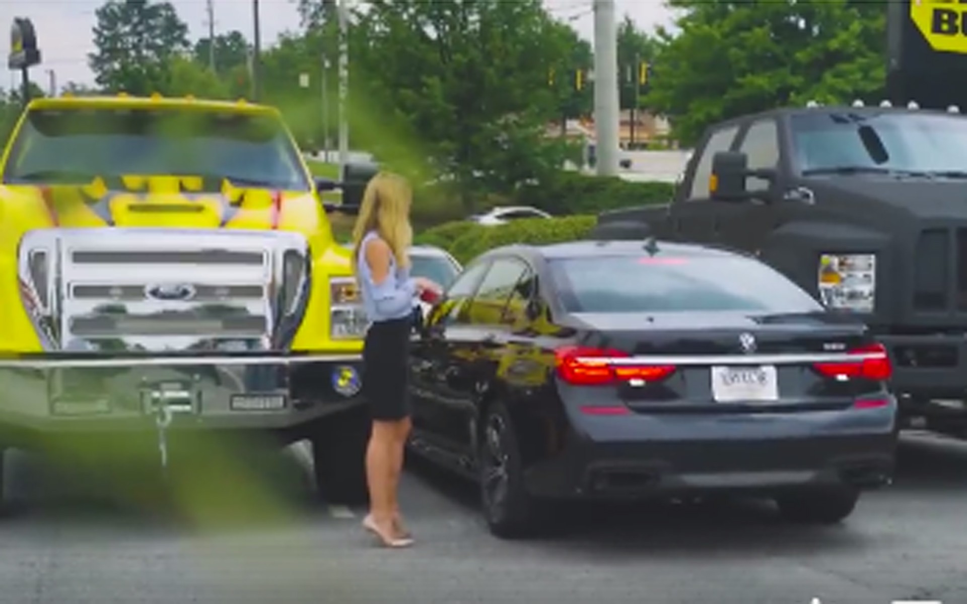 Στημένη πλάκα σε κοπέλα με BMW Σειρά 7 (video)