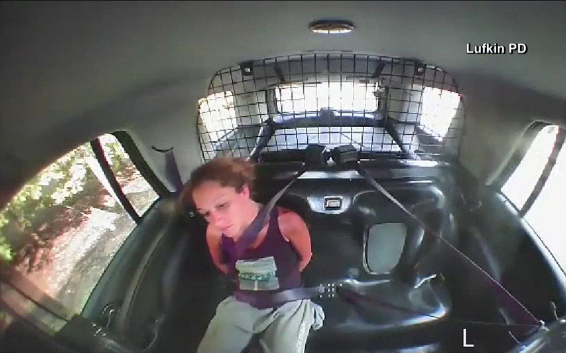 Γυναίκα-Χουντίνι βγάζει χειροπέδες και κλέβει περιπολικό (vid)