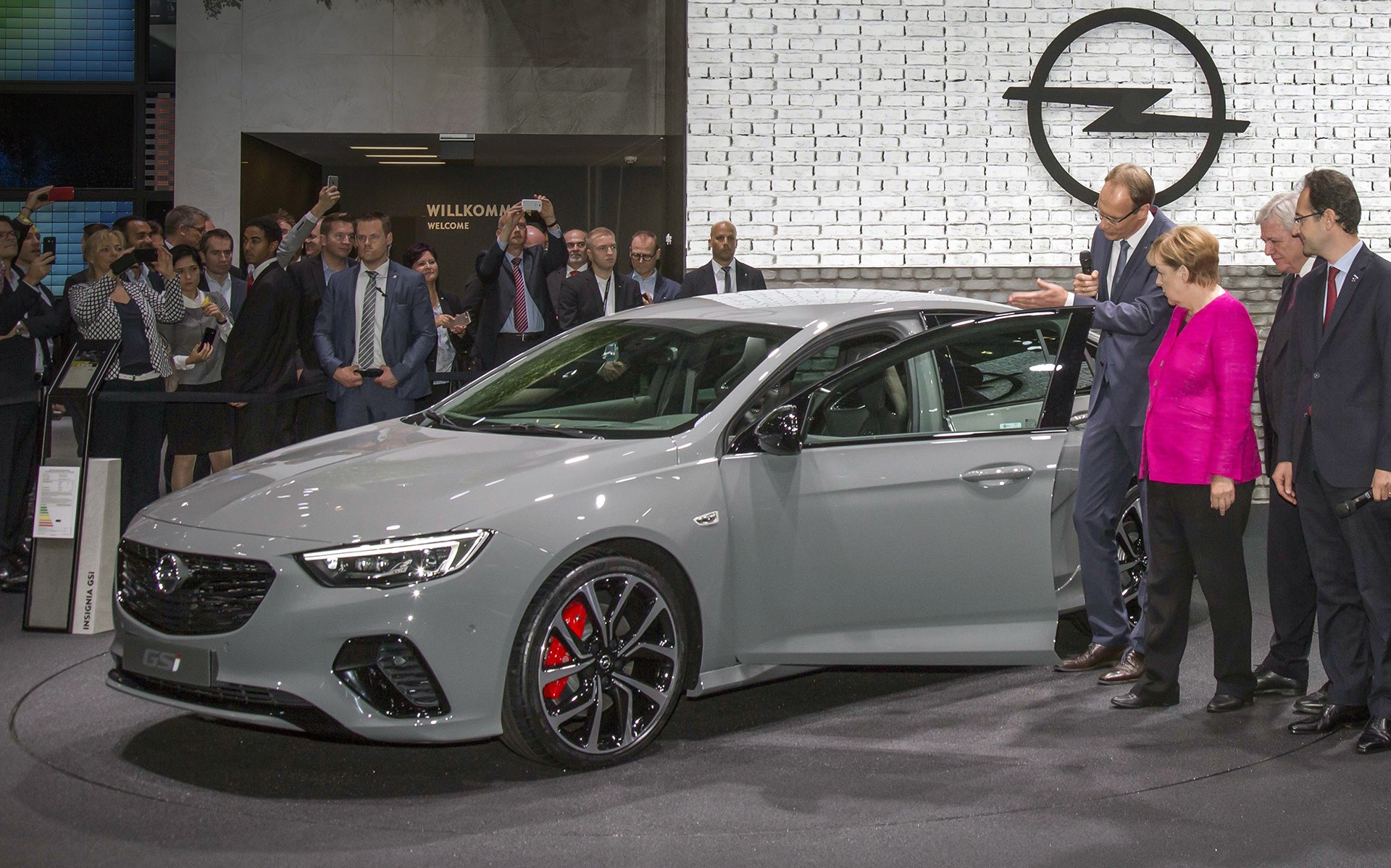 Η Merkel στην έκθεση της Φρανκφούρτης