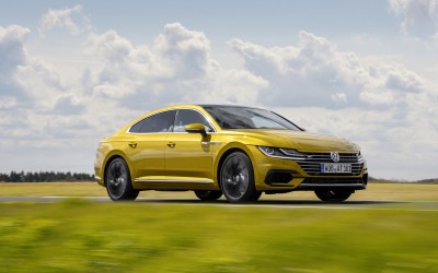 O Hans-Joachim Stuck δοκιμάζει το Volkswagen Arteon (vid)