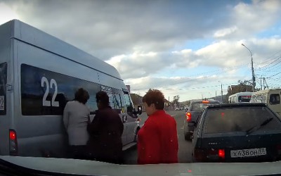 Έμεινε το makeup της… επάνω στο αμάξι (video)