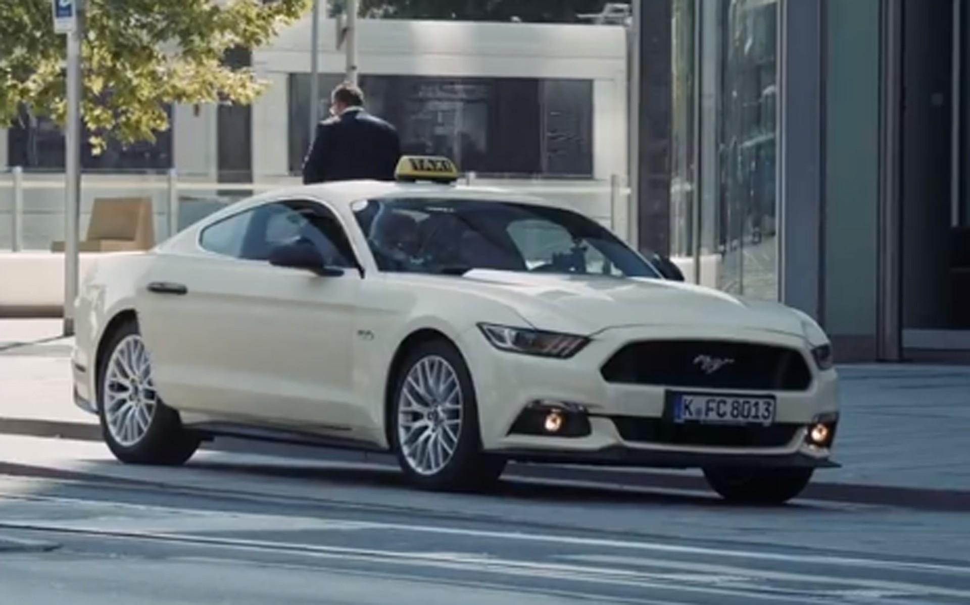 Η Ford Mustang και σε… ΤΑΞΙ (video)