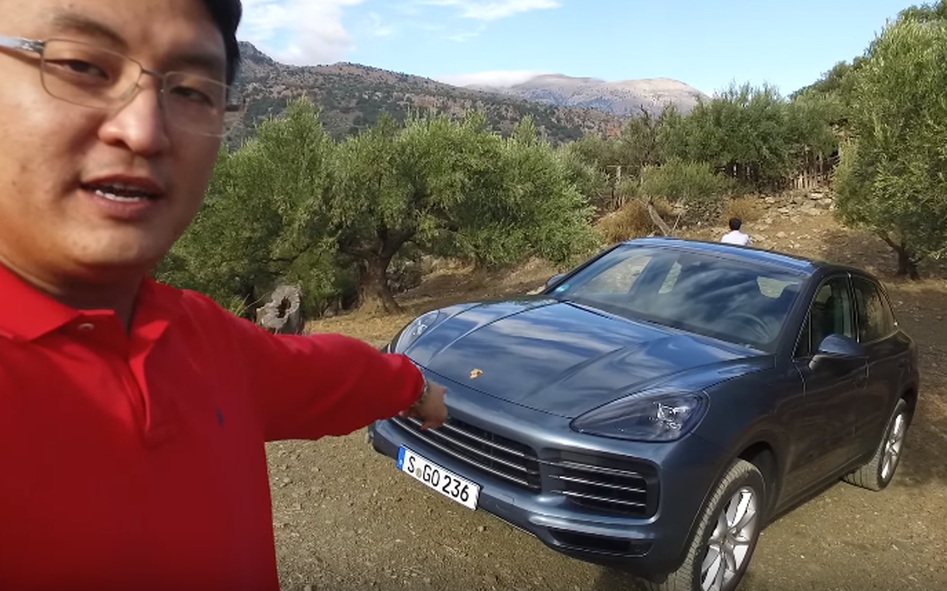 Ενθουσιασμένος Μαλαισιανός οδηγεί τη νέα Cayenne στην Κρήτη (vid)