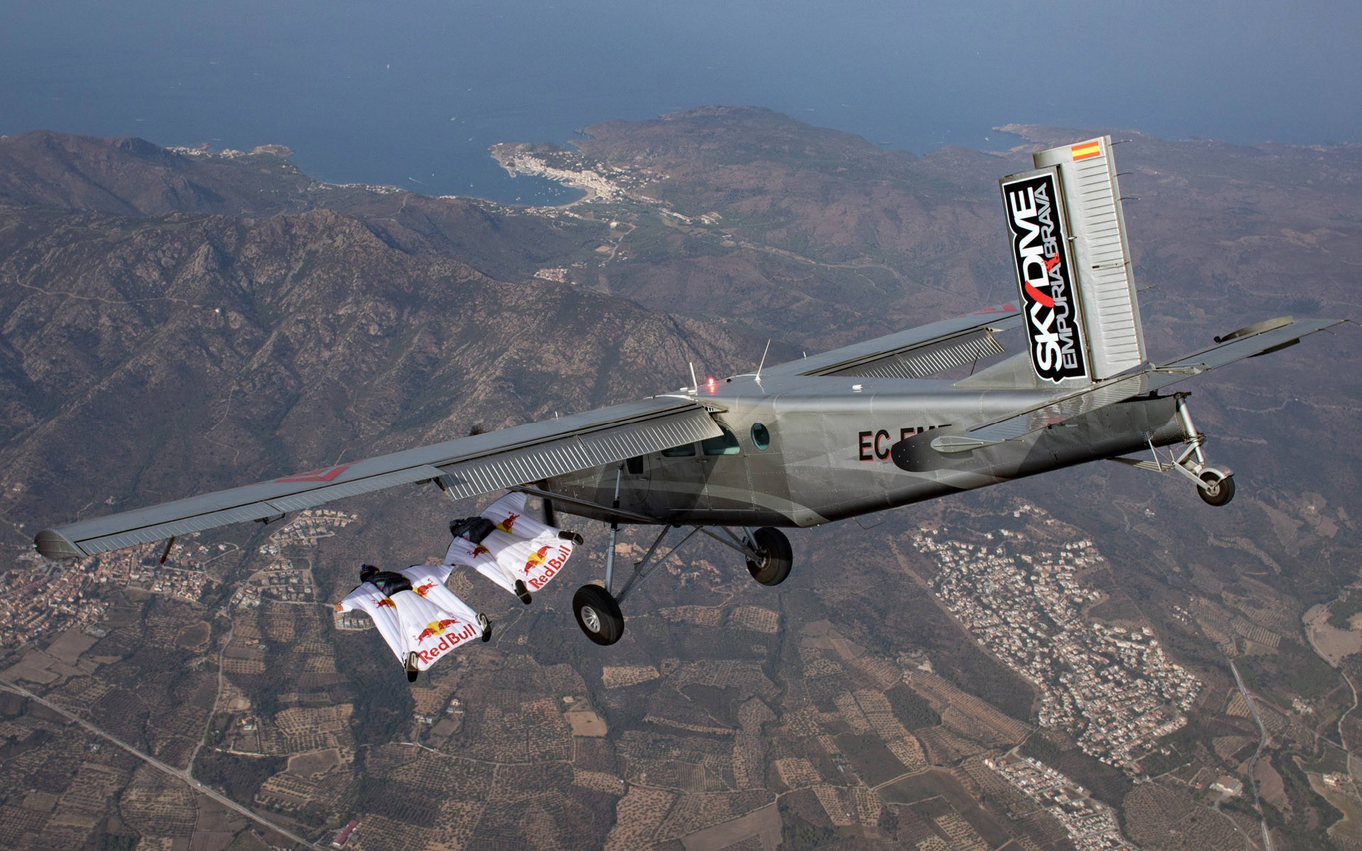 Μπήκαν μέσα στο αεροπλάνο ενώ αυτό πετούσε! (vid)