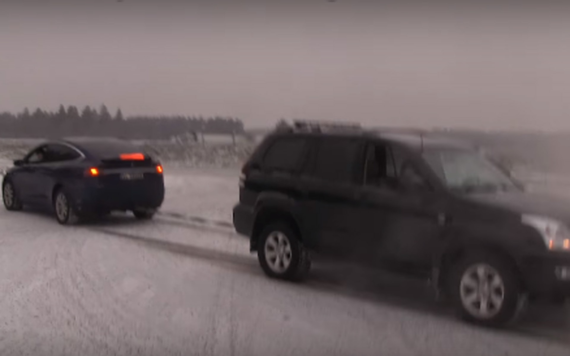 Tug War ανάμεσα σε Model X και Land Cruiser (video)