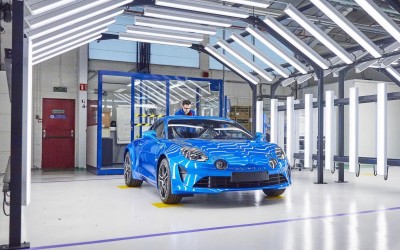 Σε λειτουργία το εργοστάσιο της νέας Alpine (vid)