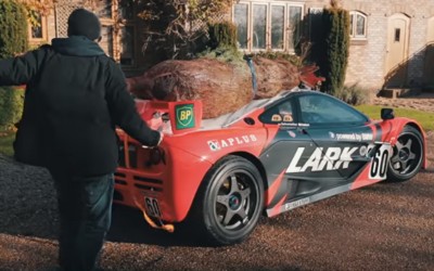 Έτσι μεταφέρεις ένα χριστουγεννιάτικο δέντρο με σπάνια McLaren; (video)