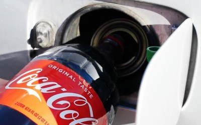 Τι συμβαίνει όταν βάζεις Coca-Cola στο ντεπόζιτο του αυτοκινήτου; (video)