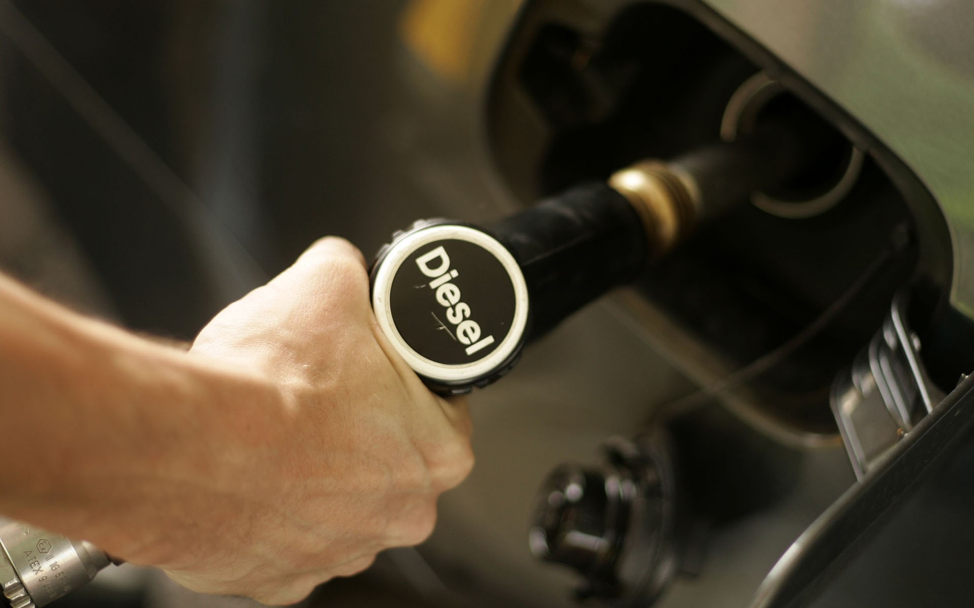 Δεν θα εξισωθεί ο φόρος κατανάλωσης του diesel με αυτόν της βενζίνης