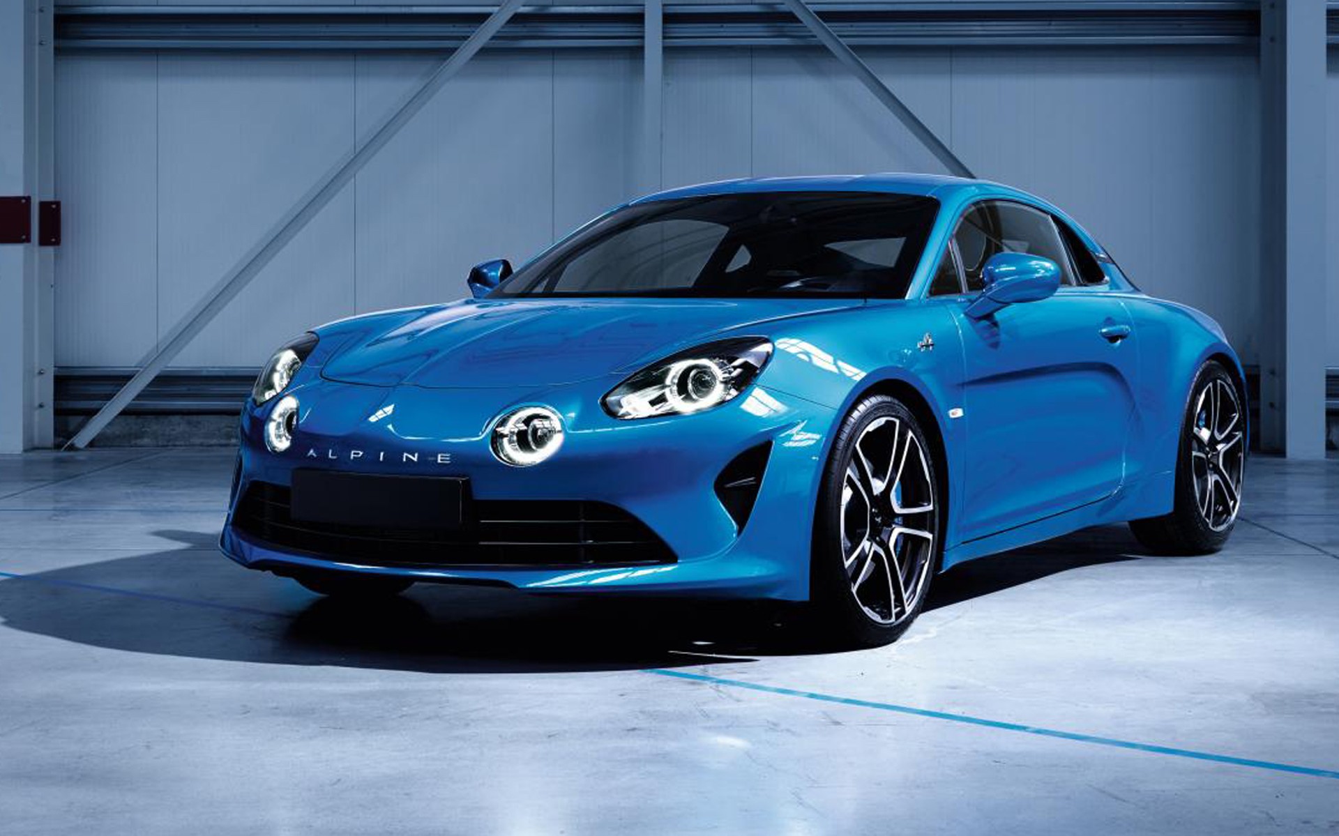 Τυλίχτηκε στις φλόγες η νέα Alpine A110 σε τηλεοπτική εκπομπή