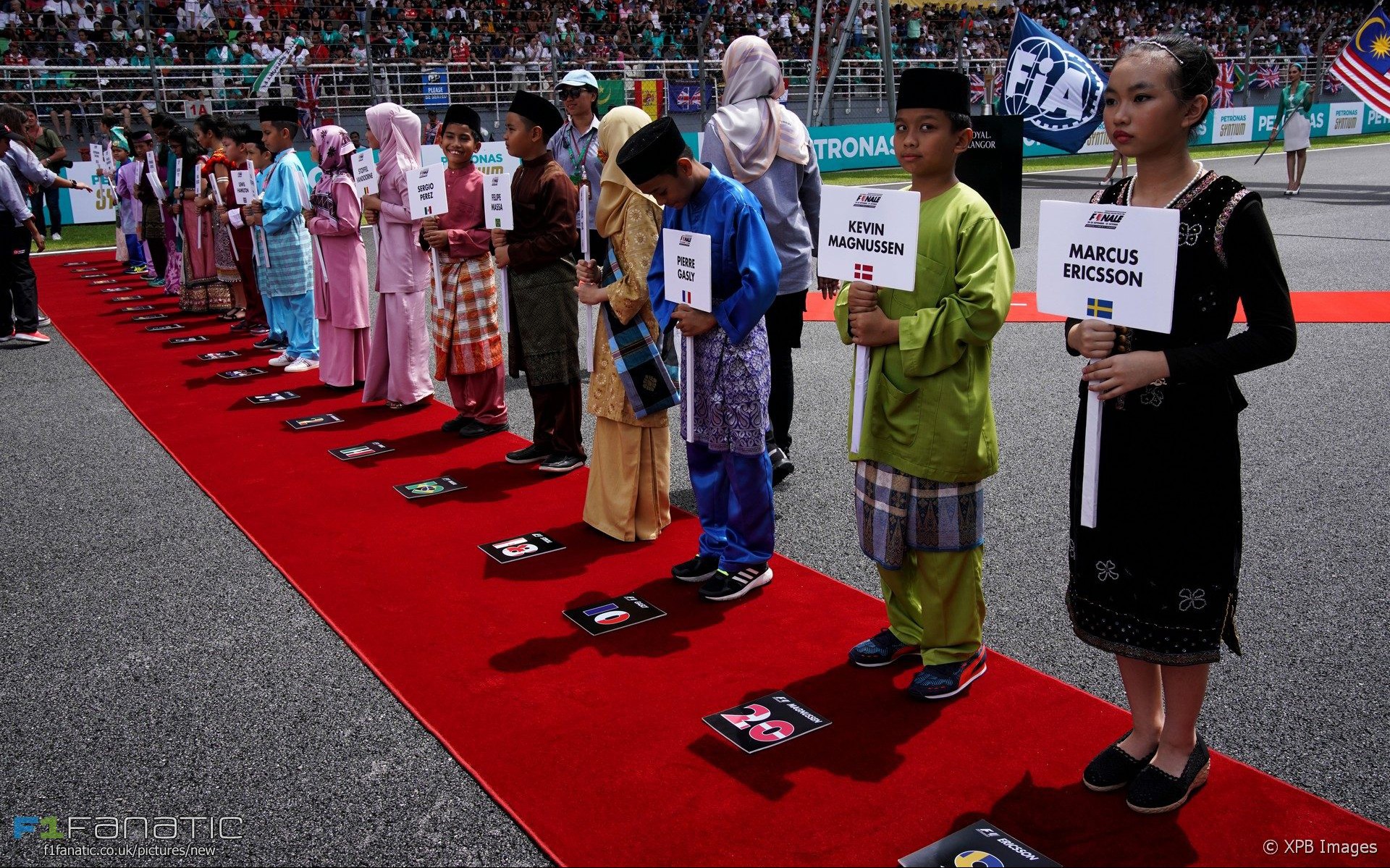 Τα Grid Girls θα αντικατασταθούν με… παιδιά!