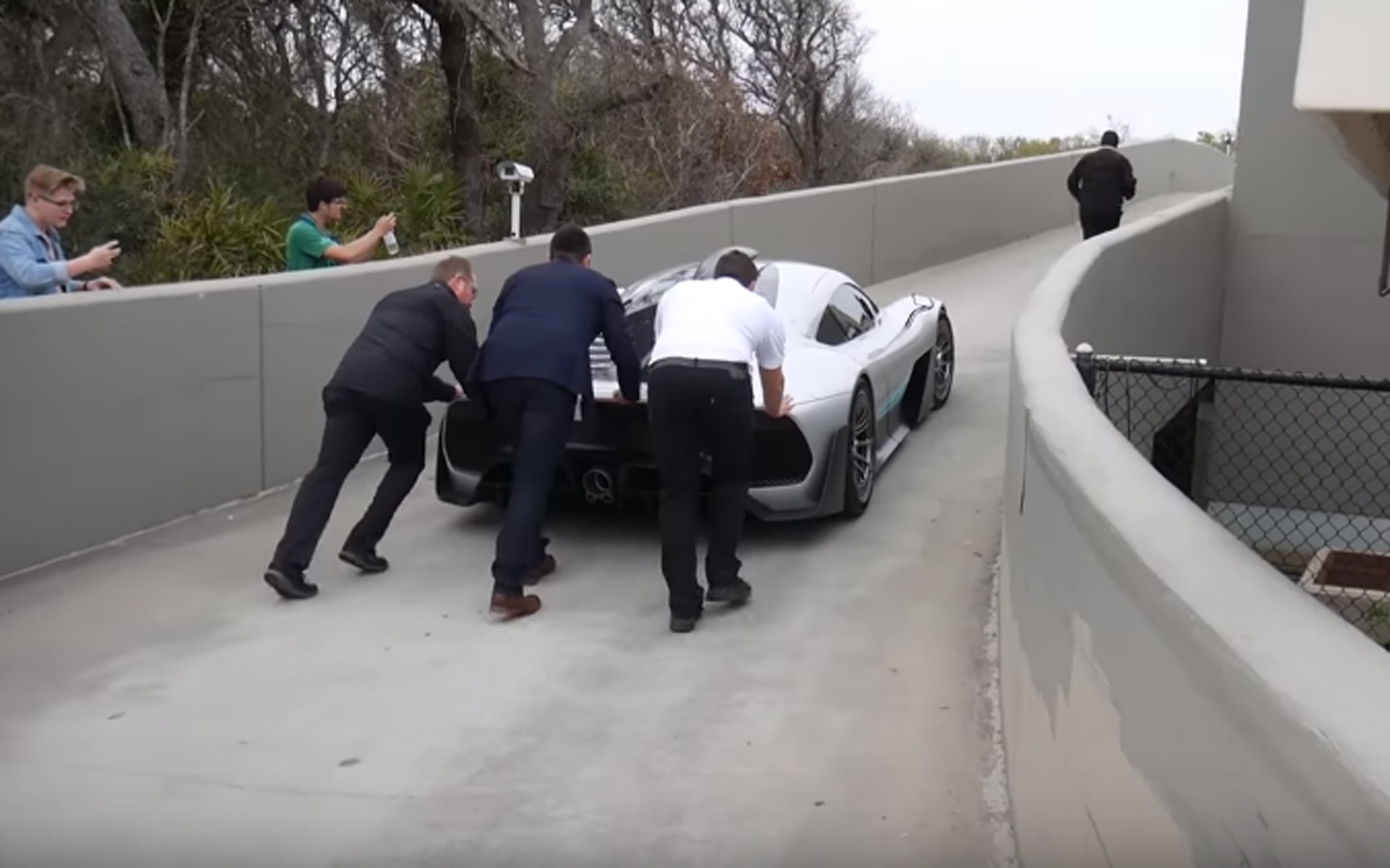 Και η Mercedes-AMG Project One θέλει το… σπρώξιμό της (video)