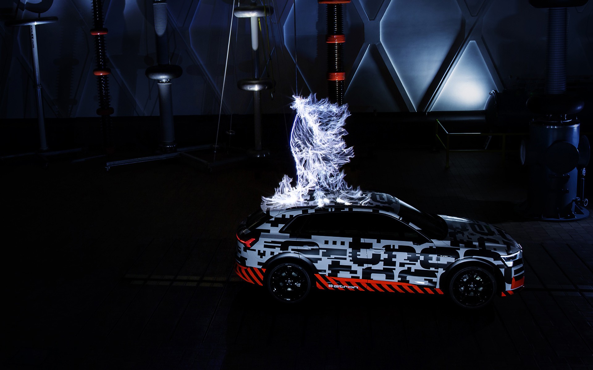 Το ηλεκτρικό SUV της Audi σε κλωβό Faraday!