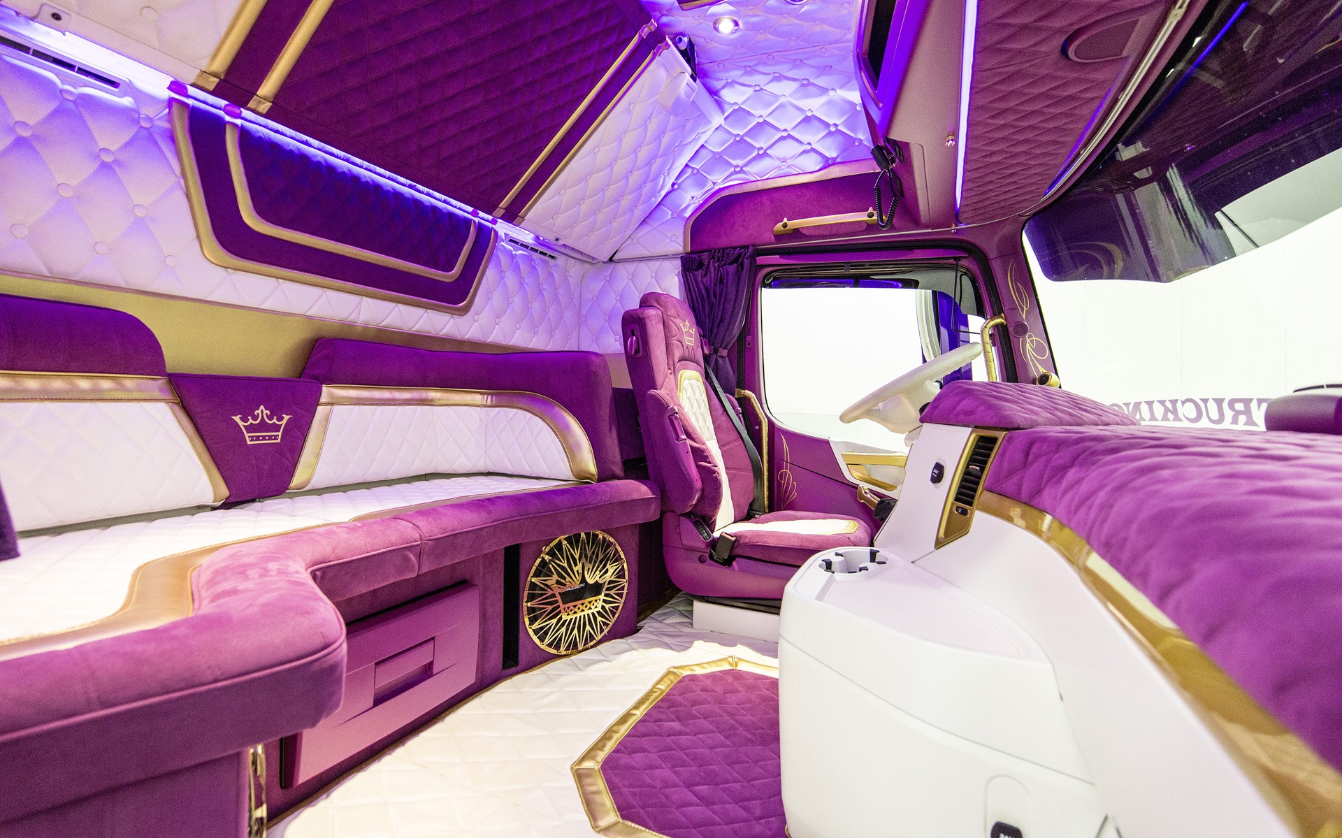 Ξόδεψε 450.000 ευρώ για να κάνει το φορτηγό του έτσι! (vid)