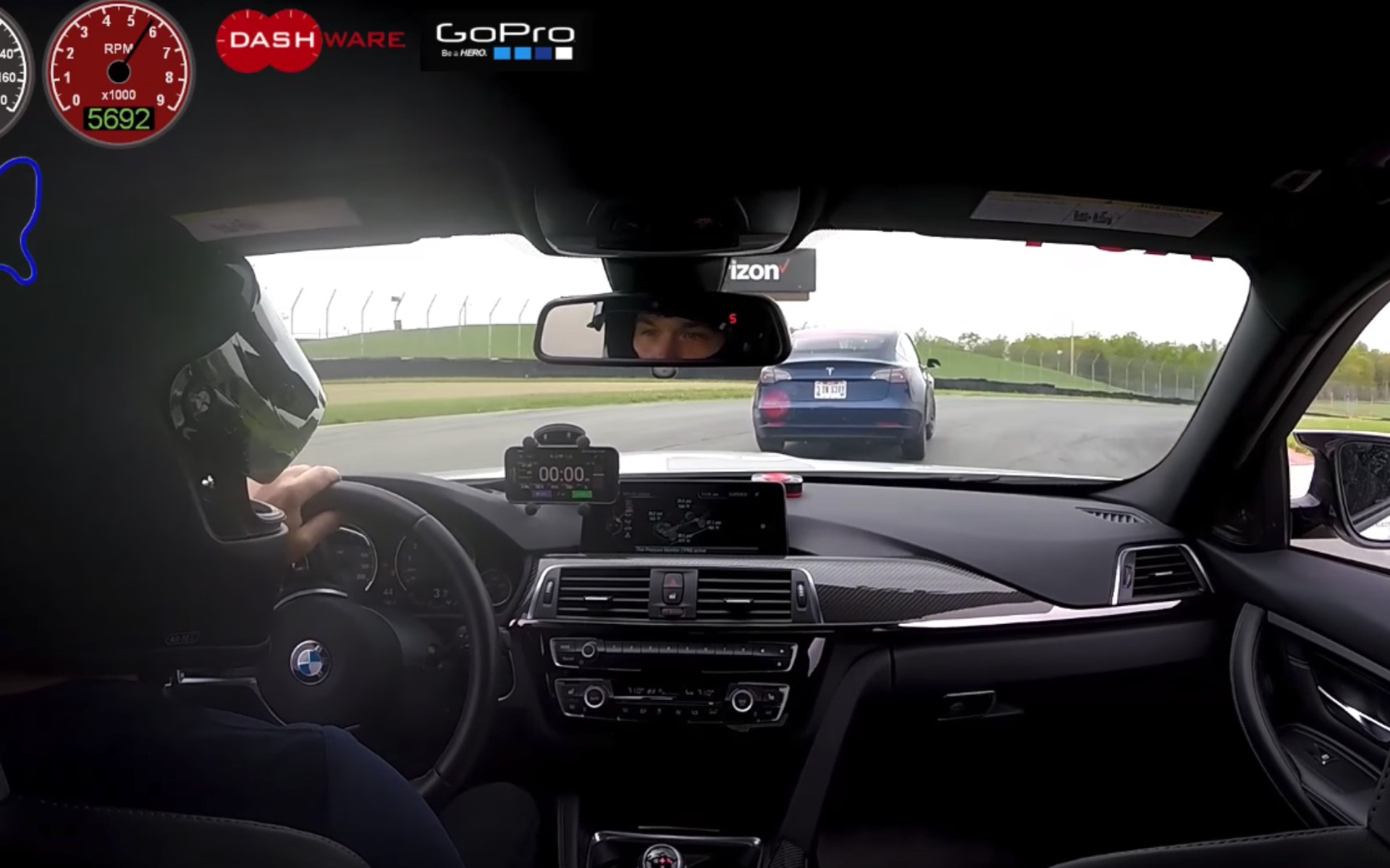 Μια BMW M3 “κυνηγάει” ένα Tesla Model S (video)
