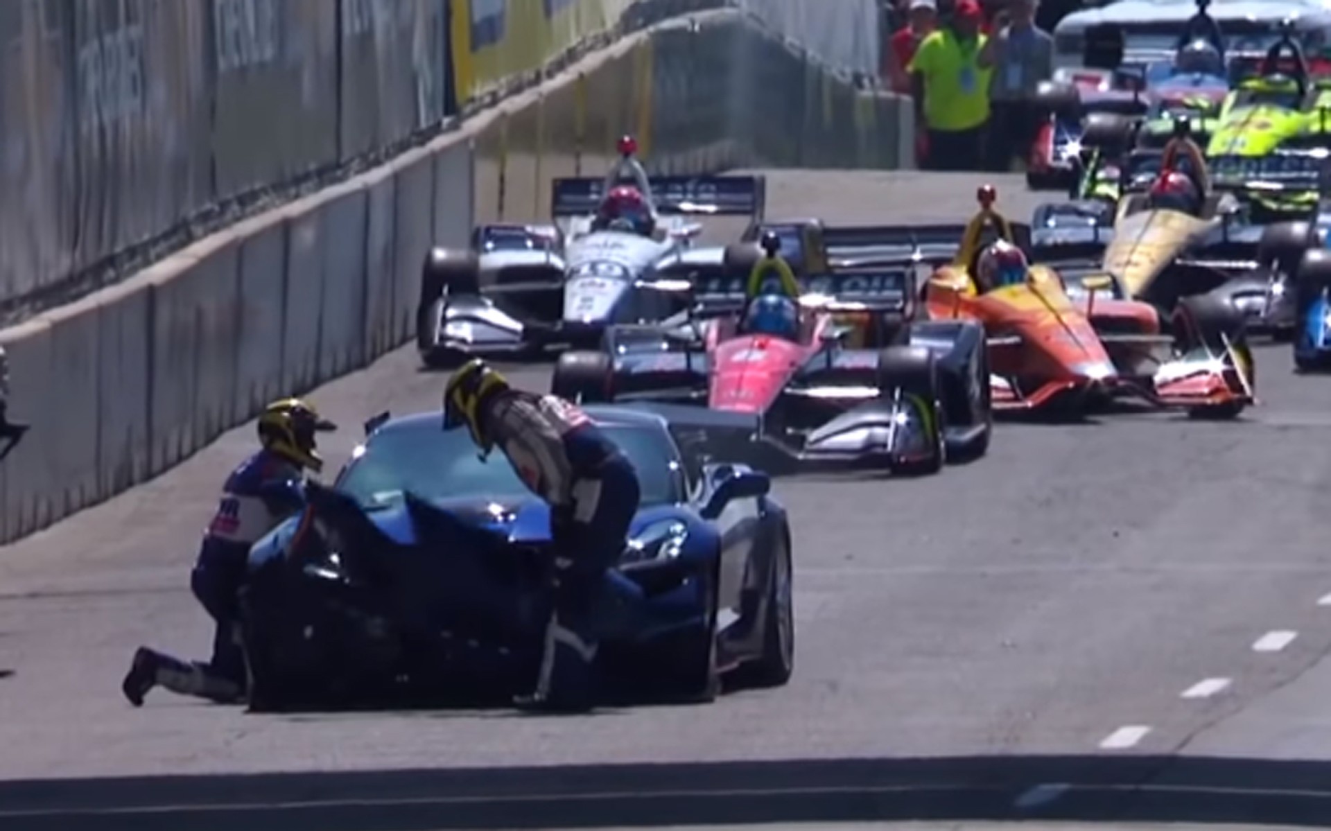 Τράκαρε το «αυτοκίνητο ασφαλείας» (video)