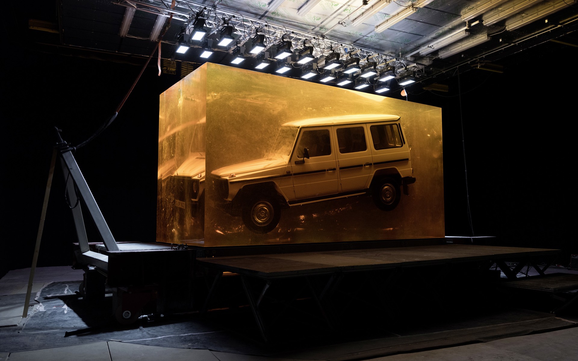 Έτσι έβαλαν την G-Class μέσα σε κύβο από κεχριμπάρι (vid)