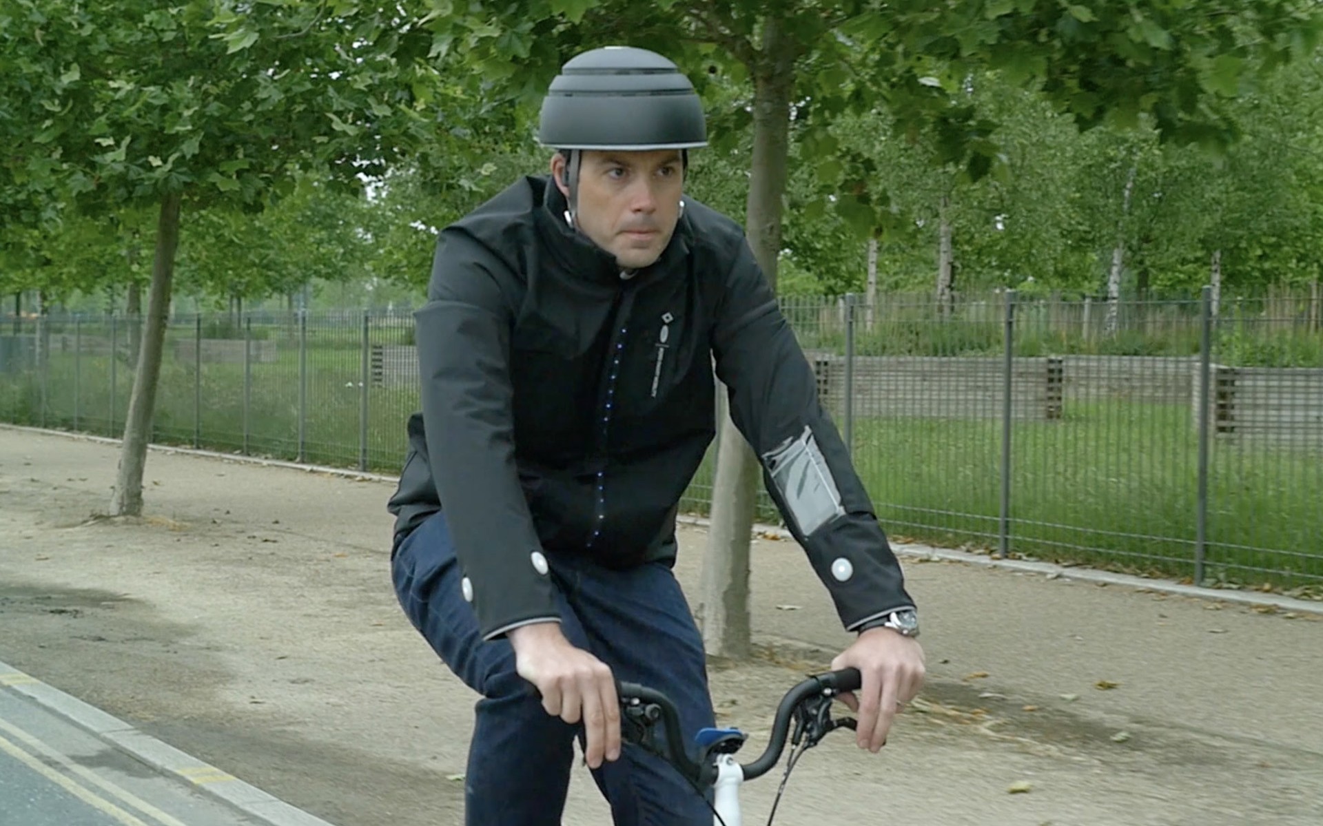 Το έξυπνο μπουφάν που σώζει τους ποδηλάτες (vid)