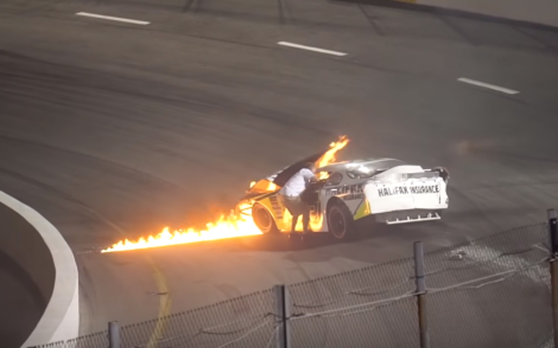 Όρμησε στο φλεγόμενο αυτοκίνητο, για να βγάλει τον γιο του (vid)