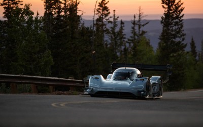 Ταχύτερο στις δοκιμές του Pikes Peak το ηλεκτρικό της Volkswagen (vid)