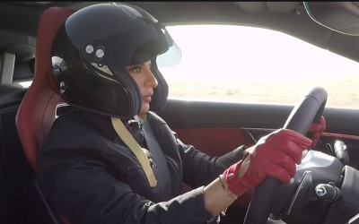 Το γιορτάζει με μια Jaguar στην πίστα (video)