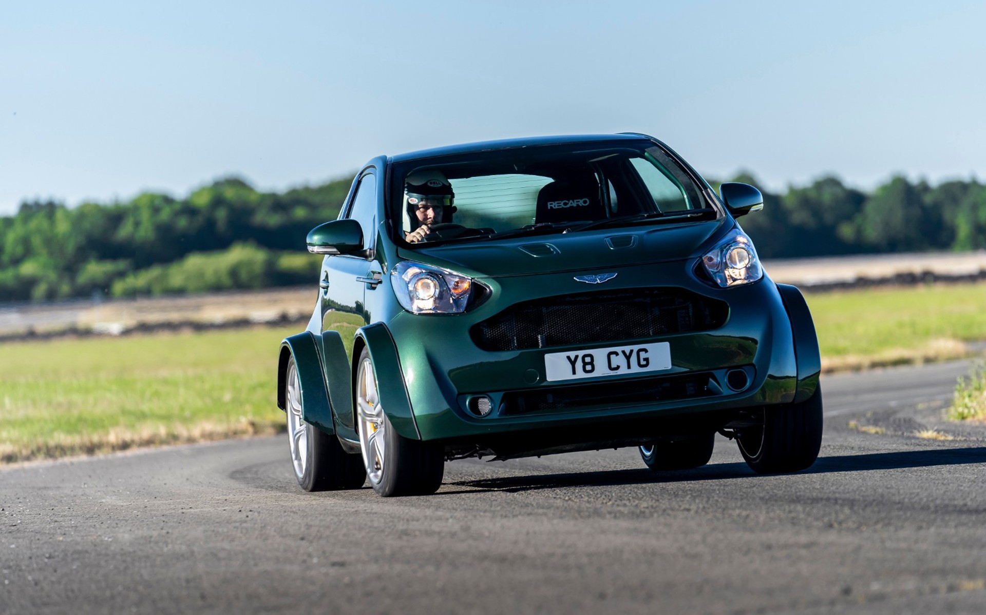 Το Aston Martin V8 Cygnet προκαλεί στο Goodwood (video)